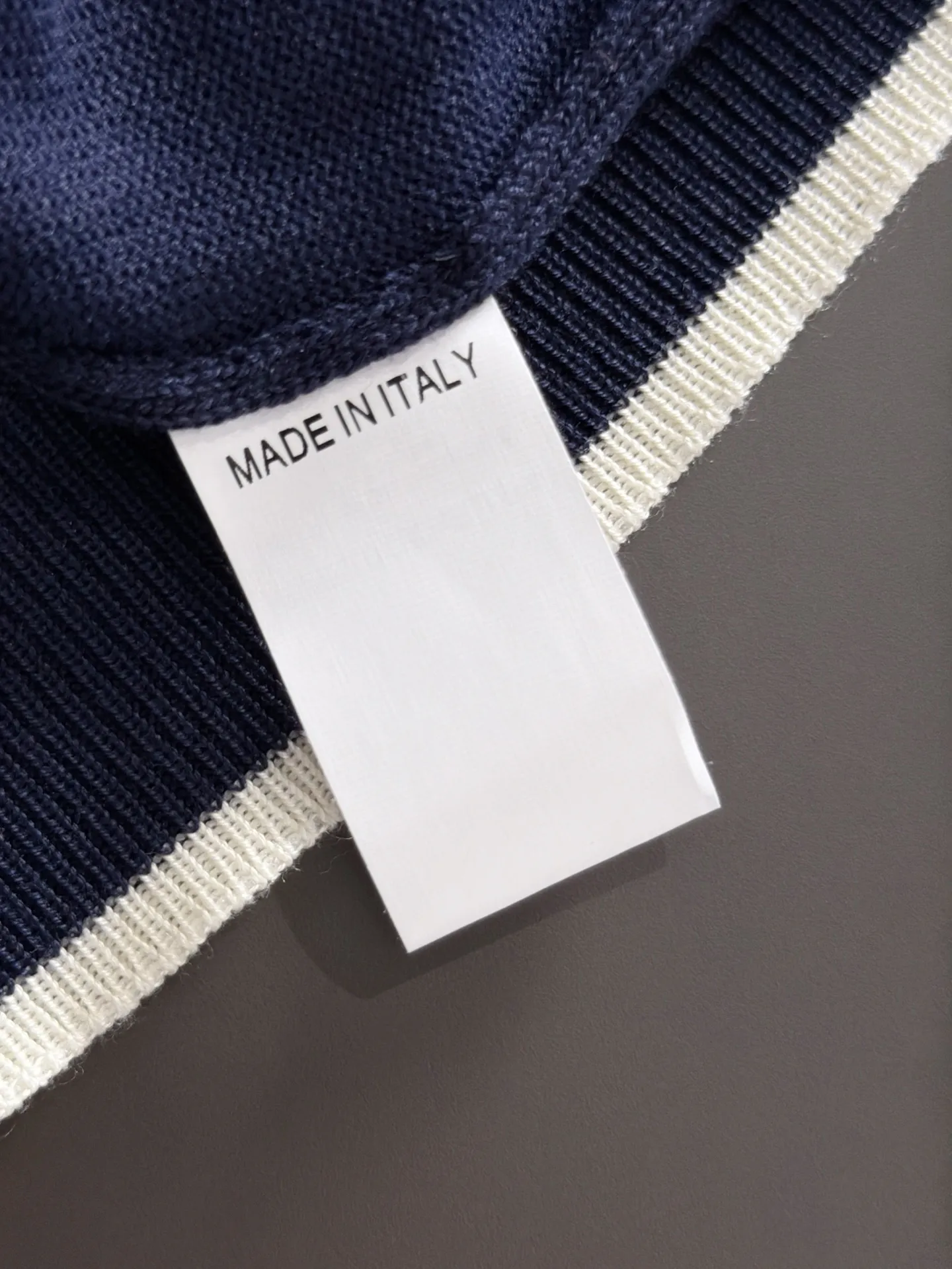 Next day shipment BC high quality-Brunello Cucineli 26ss New Arrival men's short-sleeved T-shirt. Like LP, it belongs to the same old-money style top brand. New Arrival is a top-notch brand. New Arrival Original men's casual short-sleeved. Made of combed cotton yarn knitted cotton-like fabric. Exclusive Premium custom-controlled raw materials. It feels substantial when weighed. The upper body is also more textured than ordinary T-shirts. Fashionable Versatile Hot Sale, skin-friendly and comfortable to wear, premium boutique, exquisite workmanship from Factory, great upper body, essential item for men, complete with three standards Sizes M-3XL